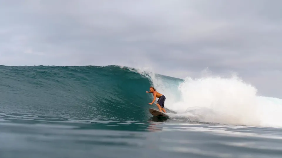 Vidéo : surfeur dans un tube