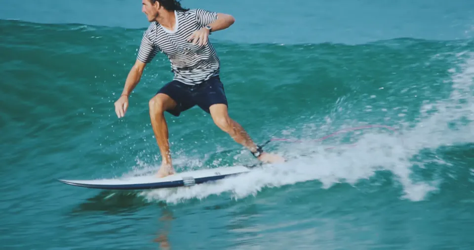 Vidéo : surfeur sur une vague turquoise