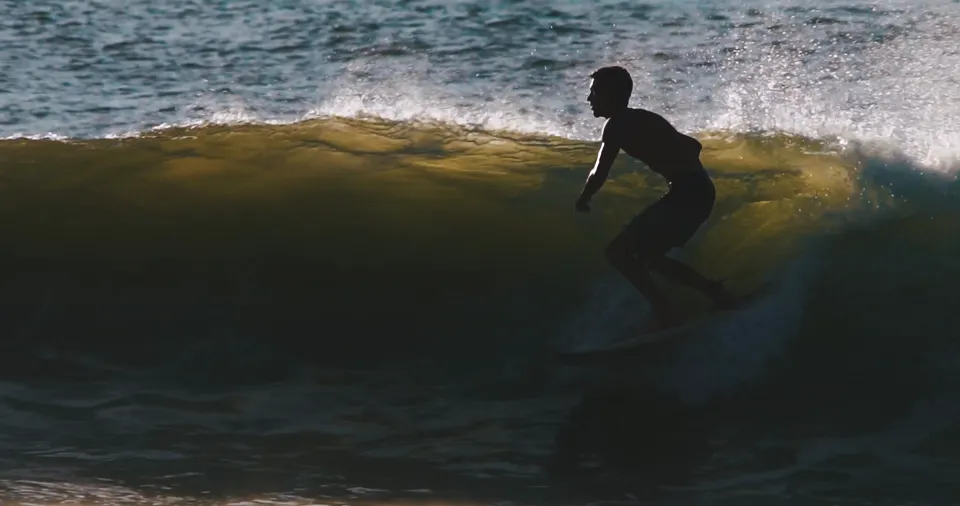 Vidéo : surfeur en contre-jour