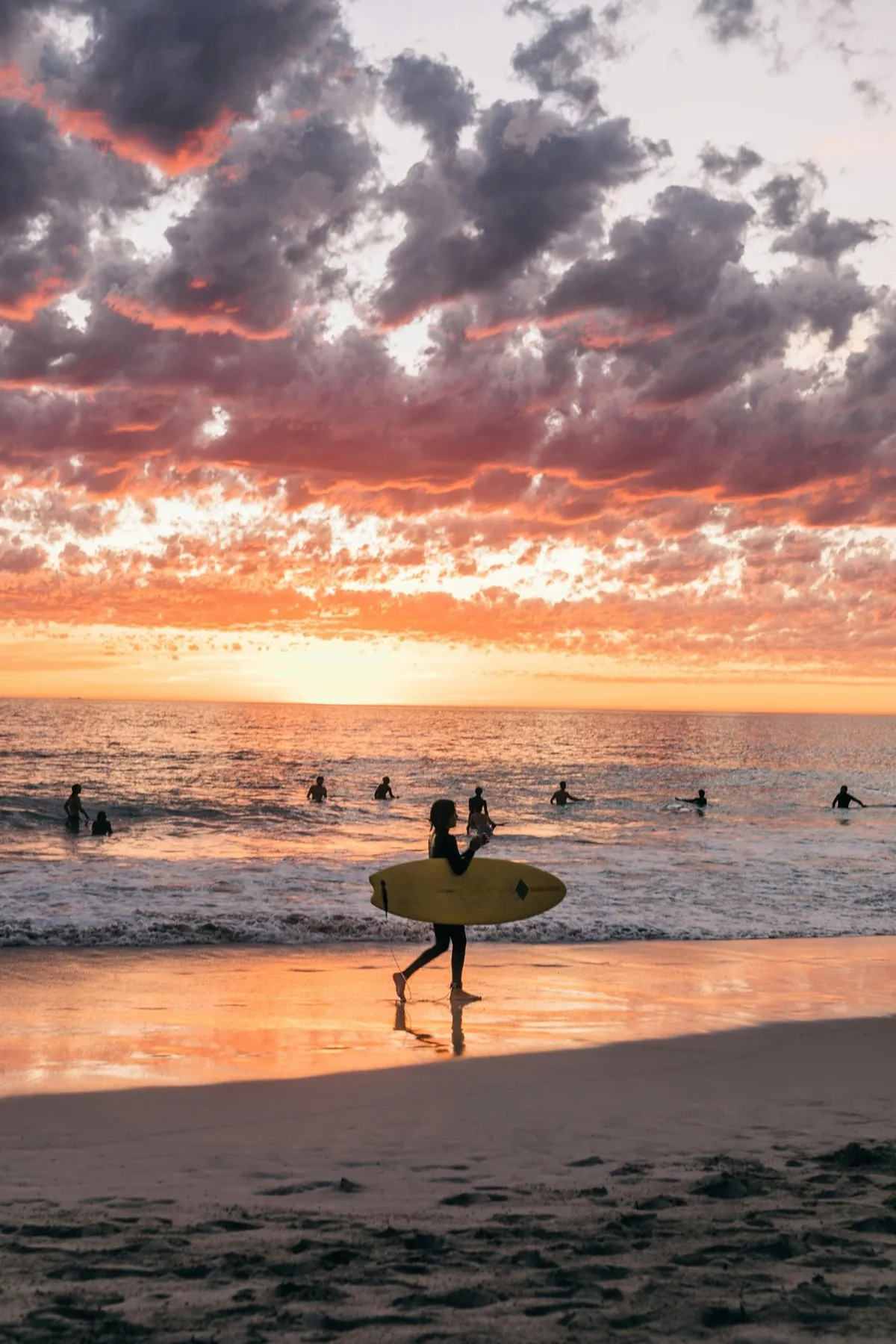 Session de surf au coucher du soleil à Tahiti