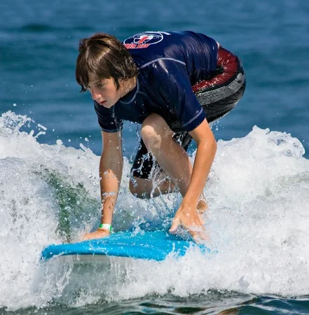 Enfant heureux avec sa planche de surf